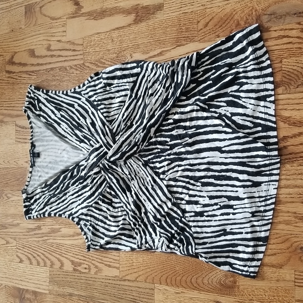 (L) Cable & Guage Animal Print Modern Contemporary Casual Comfortable Eclectic
